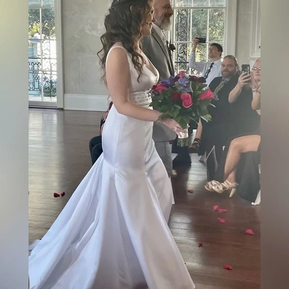 Beautiful mermaid/trumpet wedding dress. Size 8 - Picture 5 of 7